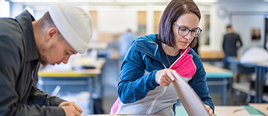 mann frau in der werkstatt