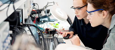 zwei junge Frauen studieren technische Geräte