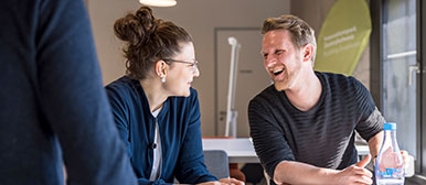 mann und frau beim diskutieren