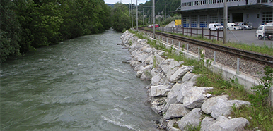 Geotechnik und Naturgefahren - Hochwasserschutz am Beispiel Uferschutz der Sarneraa. 