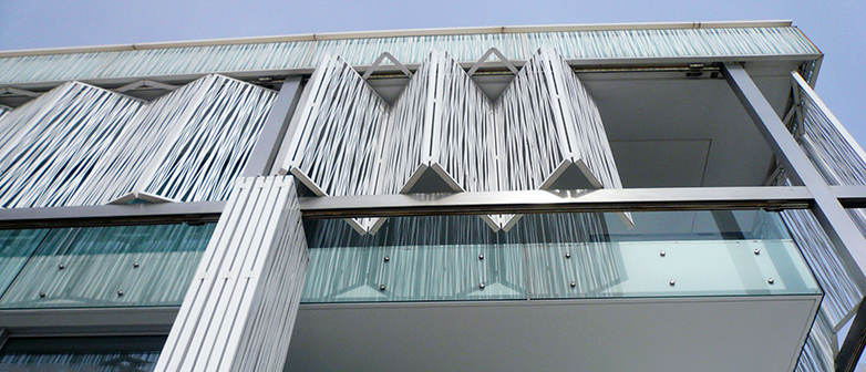 Gebäudehülle: Fassade mit smartem Sonnenschutz  (Copyright Susanne Gosztonyi)
