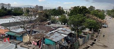 Quartier der Äthiopischen Stadt Hawassa mit Wellblechdächern, Bäumen und einer Strasse