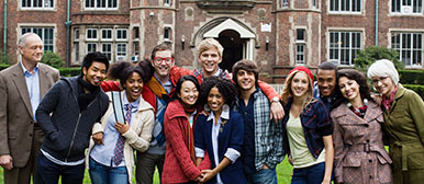 Foto zeigt eine Gruppe Studierender aus unterschiedlichen Ländern.