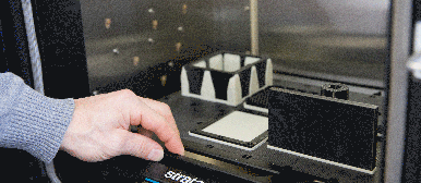 Foto eine Hand öffnet 3D-Drucker