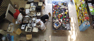 Foto von oben wie die Leute im Zimmer von Fablab arbeiten