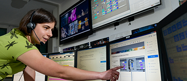 Frau vor Computerbildschirmen 