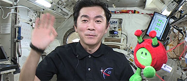 Asiatischer Astronaut in Columbus Modul
