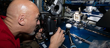Astronaut an Apparatur