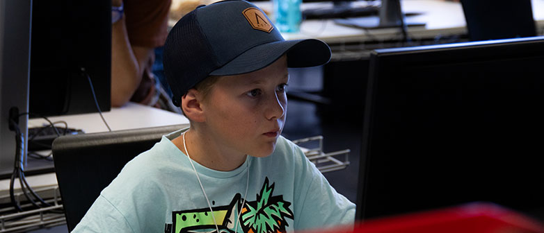 Junge arbeitet am Computer