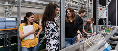 Studierende während einer Führung im Labor