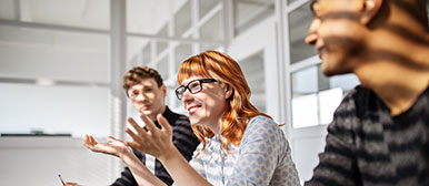 Drei Personen an einer Sitzung