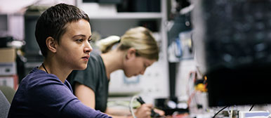 Zwei junge Menschen arbeiten am Computer