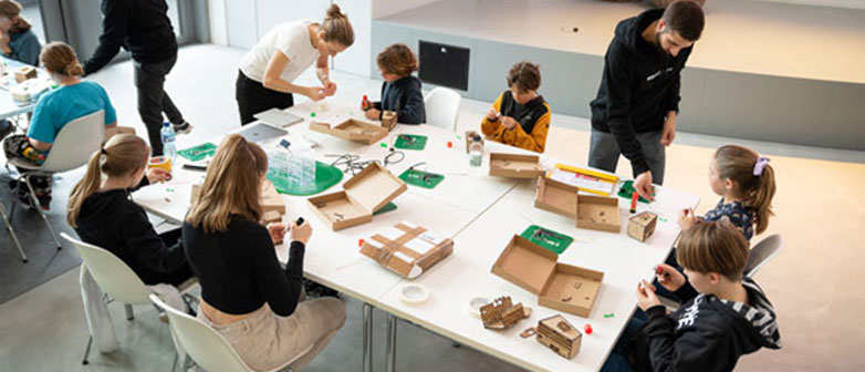 Jugendliche arbeiten an einem Tisch