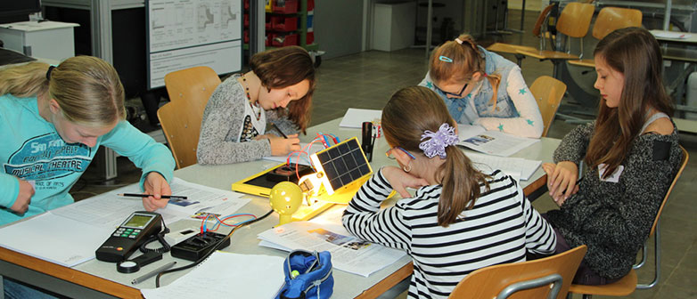 Fünf Mädchen arbeiten an einem technischen Projekt