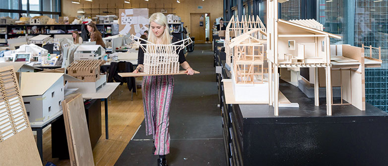 studentin mit architektur-modell in der hochschule luzern