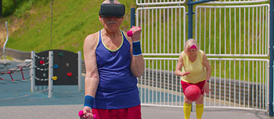 Älterer Mensch bei Training mit VR Brille