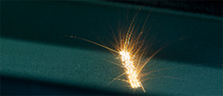 Symbolbild Produktionsprozesse und Fertigung: Laser auf Metall