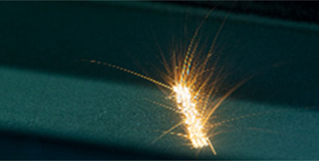 Symbolbild Produktionsprozesse und Fertigung: Laser auf Metall