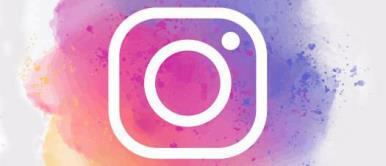 Rote, orange, pinke und violette Farbkleckse, auf denen das weisse Piktogramm- Logo von Instagram platziert ist