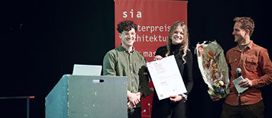 Master-Absolventin Stefanie Hug nimmt den SIA Preis 2023 entgegen