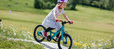 Foto von einem Mädchen, das mit dem Flizzi Fahrrad fährt