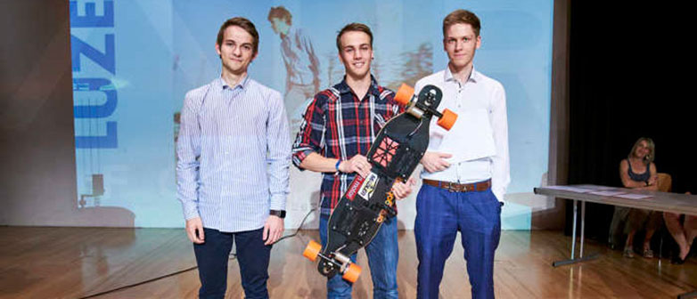 Fabian Landolt, Marco Anderhalden und Ronnie Arnold gewinnen den Preis für die beste IDPA (Bild: LAP)