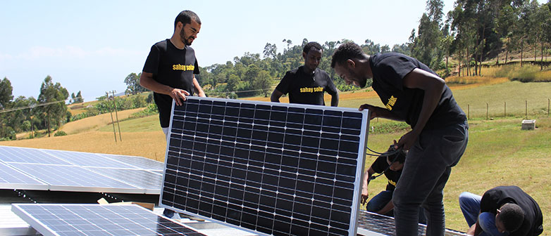 Studenten montieren PV-Module auf einem Dach in Äthiopien (Quelle: Schweizer Solarpreis 2017)
