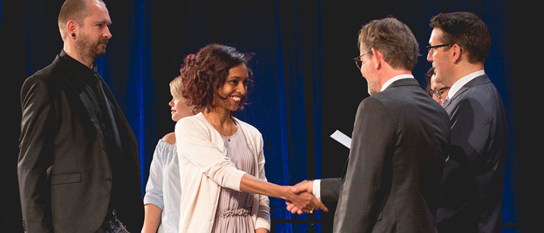 Rektoren des Departements Technik und Architektur übergeben einer Studentin das Diplom