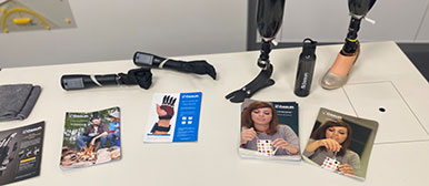 Magazine und Prothesen ausgestellt auf einem Tisch