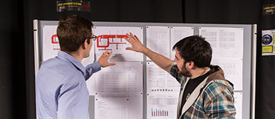 Studierende der Gebäudetechnik im Labor bei der Diskussion an einer Planzeichnung