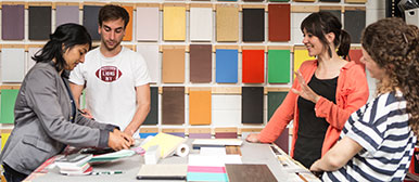 Studierende der Innenarchitektur diskutieren den Gebrauch verschiedener Materialien und Farben