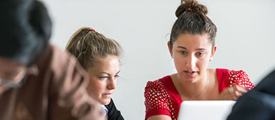 Foto zeigt zwei Studentinnen, die sich unterhalten.