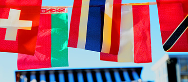 Foto zeigt viele Flaggen verschiedener Länder.