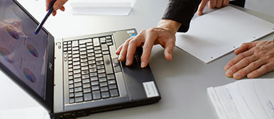 Personen die am Laptop arbeiten