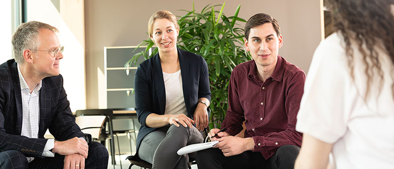 Vier Personen am Diskutieren