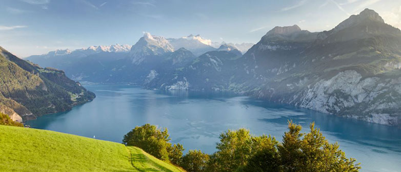 Weitblick auf Berge und See