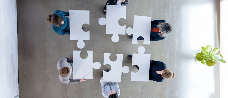 Gruppe setzt Puzzle zusammen