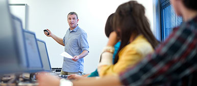 Lehrperson mit Studierenden