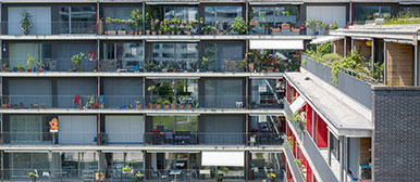 Wohnhaus mit Blick auf viele Balkone