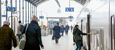 Bahnhofperron, Personen steigen in den Zug ein