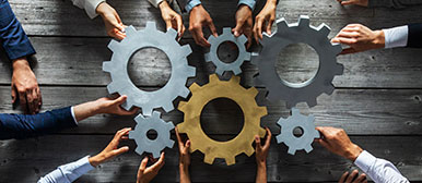 Hände halten Zahnräder