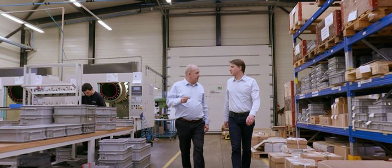 Bild zwei Personen in Lagerhalle