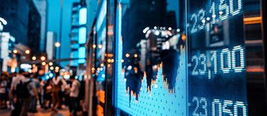 An einem digitalen Screen werden Indexzahlen dargestellt