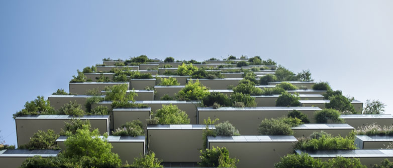 Nachhaltiges Hochhaus mit Pflanzen aus dem Balkon hängend