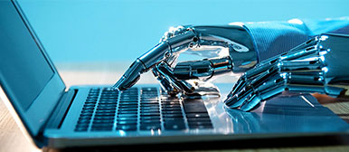 Laptop mit Roboterhand aus Stahl