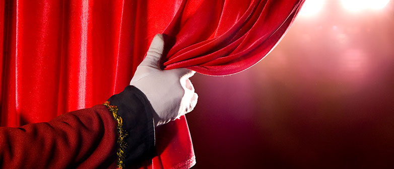Symbolbild roter Vorhang auf Bühne für Fachkurs Kulturfinanzierung neu gedacht