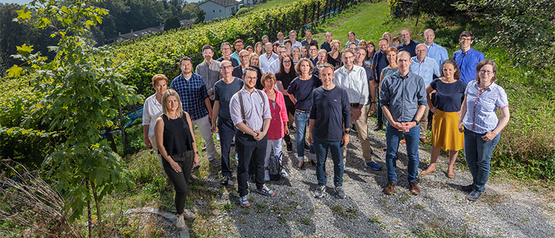 Gruppenfoto aller IKM-Mitarbeitenden beim Institutstag