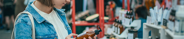 Frau schaut sich bei einem Sharing-Markt eine nachhaltige und vegane Seife an