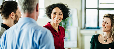 Weiterbildungsteilnehmende diskutieren Marketing-Strategien und Kommunikationskonzepte in einer Weiterbildung.