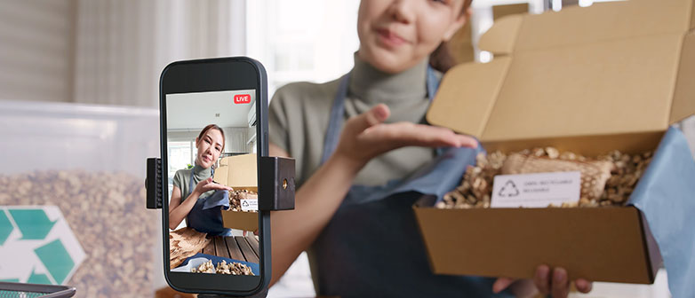 Frau betreibt Social Commerce